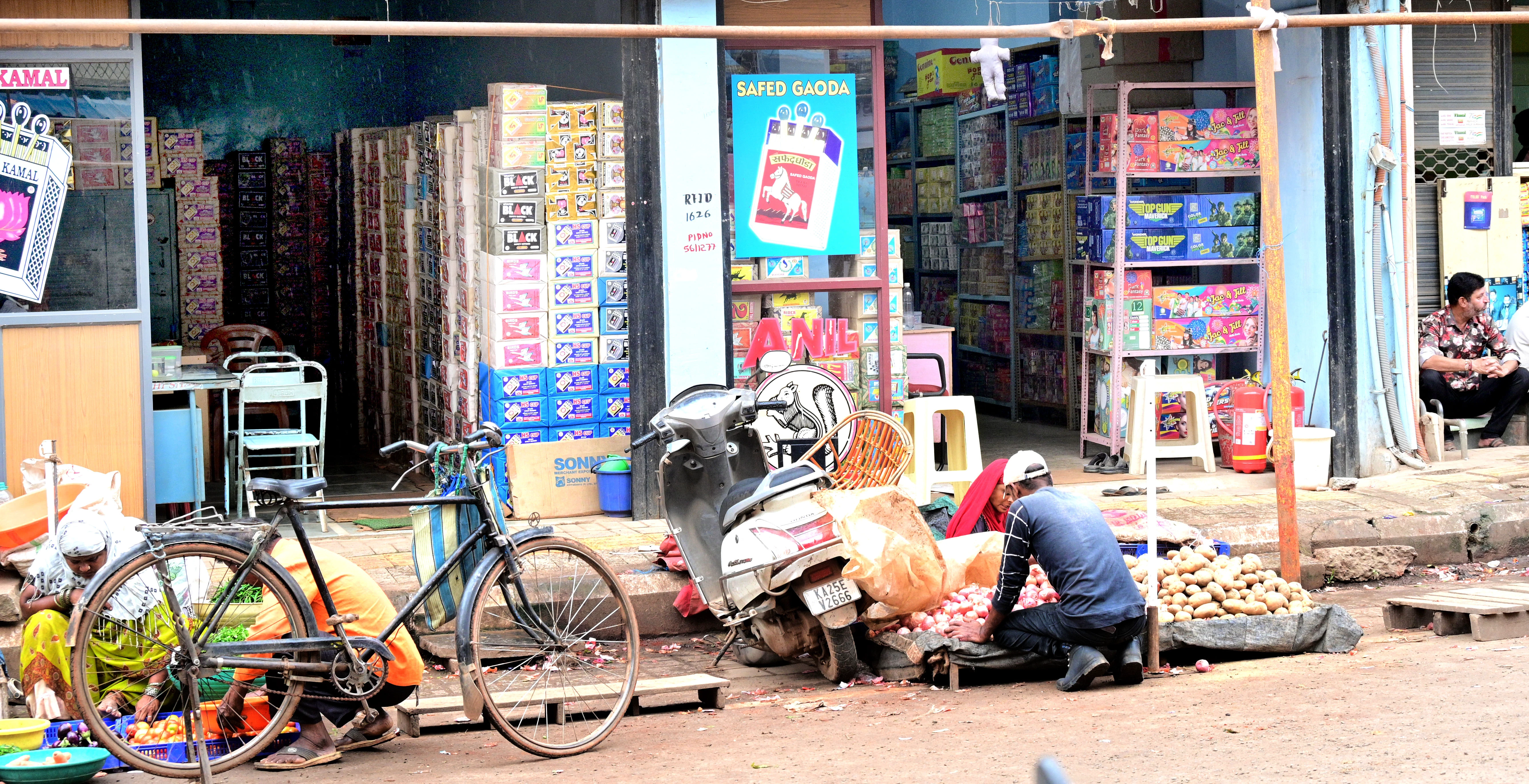 ಹುಬ್ಬಳ್ಳಿ: ಅಸುರಕ್ಷಿತ ಸ್ಥಳಗಳಲ್ಲಿ ಪಟಾಕಿ ಮಳಿಗೆ!