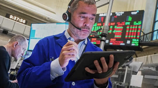 U.S. Stocks Approach Record Highs Amid Strong Job Market Data Despite Iran Conflict