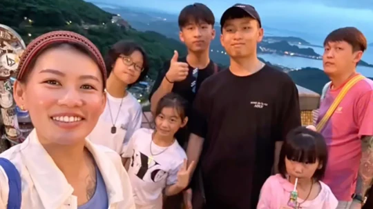 Mother of 5, Becomes Grandmother at 34, Singaporean Influencer Sparks Debate on Early Pregnancy