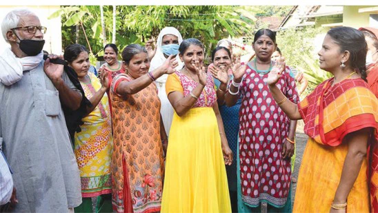 അച്ഛന്‍ വന്നു ഞാന്‍ പോവാണ്. ഗ്രാമത്തില്‍ അമ്മ കാത്തിരിക്കുന്നുണ്ട്‌