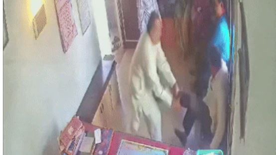 चंद सेकेंड में 18 थप्पड़… स्कूल में टीचर संग प्रिंसिपल की हैरान करने वाली हरकत, CCTV में कैद “ • ˌ चंद सेकेंड में 18 थप्पड़… स्कूल में टीचर संग प्रिंसिपल की हैरान करने वाली हरकत, CCTV में कैद “ • ˌ