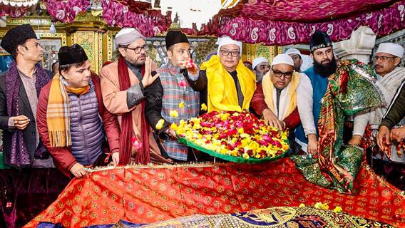 अजमेर दरगाह पहुंची PM मोदी की भेजी चादर, रोकने की मांग वाली याचिका पर नहीं हो सकी सुनवाई‧ “ • ˌ अजमेर दरगाह पहुंची PM मोदी की भेजी चादर, रोकने की मांग वाली याचिका पर नहीं हो सकी सुनवाई‧ “ • ˌ