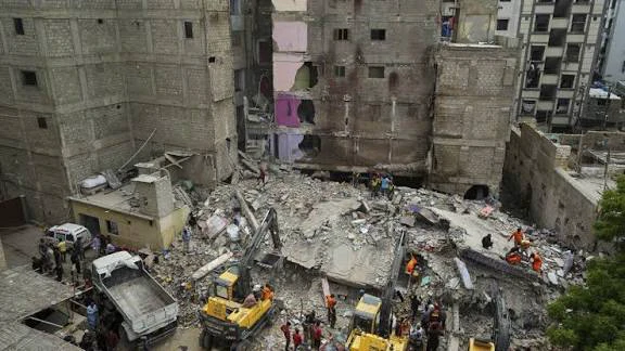 করাচিতে বহুতল ভবন ধসে মৃত বেড়ে ১৩, নেপথ্যে গ্যাস বিস্ফোরণের আশঙ্কা