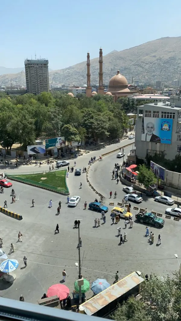 ಹೊಟ್ಟೆಪಾಡಿಗಾಗಿ ಮನೆಯಸಾಮಾಗ್ರಿಗಳನ್ನು ಮಾರಾಟ ಮಾಡುತ್ತಿರುವ ಬಡ ಅಫ್ಘನ್ನರು