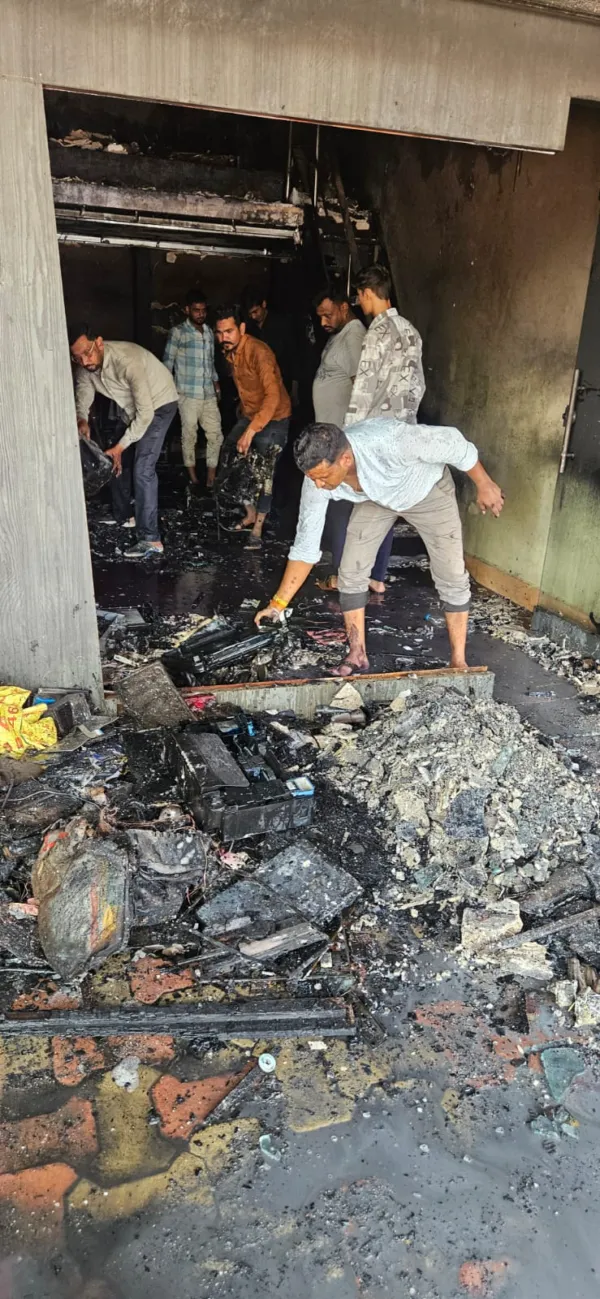 तिरोड़ा के साई प्लाजा कॉम्प्लेक्स में कंप्यूटर दुकान में आग, लाखों का नुकसान