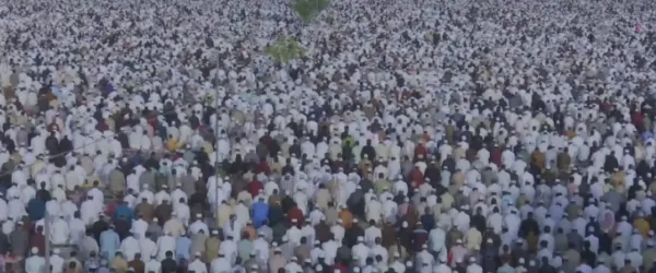 भोपाल में ईद-उल-अजहा की धूम: ऐतिहासिक ताजुल मस्जिद और ईदगाह में लाखों ने अदा की नमाज; मुल्क में अमन-चैन की दुआ