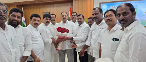 మంత్రి తుమ్మలను కలిసిన నాయకులు