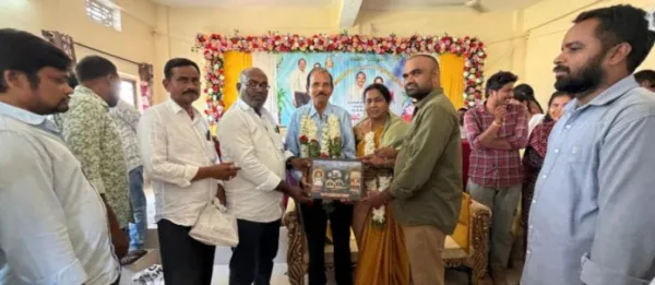 శ్రీరామమూర్తిని సన్మానించిన సర్పంచ్, కార్యదర్శి