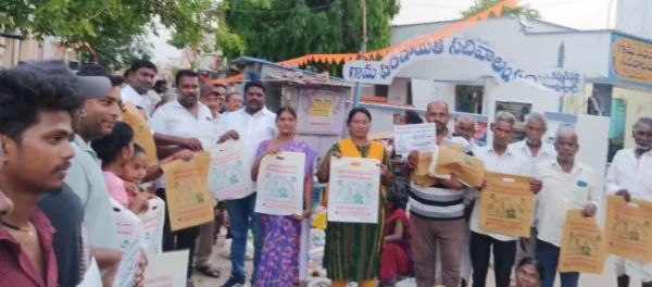 అంగడిలో జూట్ బ్యాగులు పంపిణీ