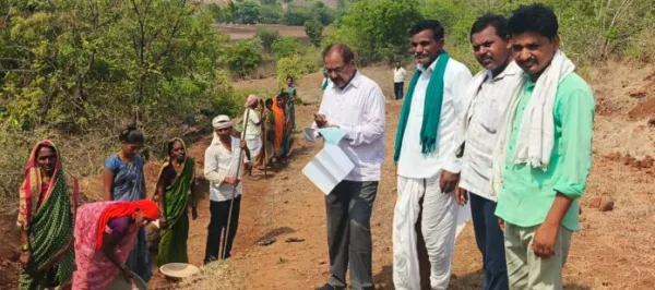 గుండూరులో ఉపాధి పనులను పరిశీలించిన ఎంపీడీఓ