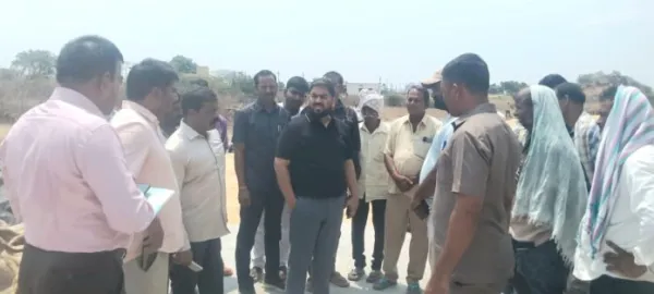 మొక్కజొన్న కొనుగోలు కేంద్రాన్ని తనిఖీ చేసిన కలెక్టర్