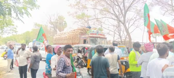 జాతీయ రహదారిపై ధర్నా..