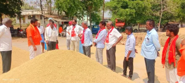 మక్కల కొనుగోలులో ప్రభుత్వం విఫలం: గాదె ప్రభాకర్ రెడ్డి