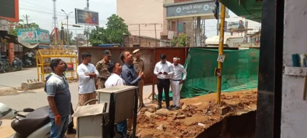 बेमौसम बारिश में टूटा नाला, नगर आयुक्त ने दिए तत्काल मरम्मत के निर्देश