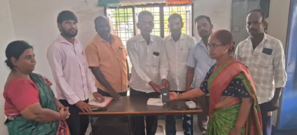 అంగన్వాడీ టీచర్లకు స్మార్ట్ ఫోన్లు పంపిణీ