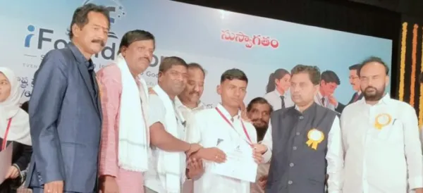 ఐ పౌండేషన్ ప్రతిభా పురస్కారం అందుకున్న బాలాజీ
