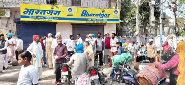 LPG Shortage Punjab: ਕੋਟਕਪੂਰਾ 'ਚ LPG ਗੈਸ ਸਪਲਾਈ ਨੂੰ ਲੈ ਕੇ ਹਾਹਾਕਾਰ, ਲੋਕਾਂ ਵੱਲੋਂ ਗੈਸ ਏਜੰਸੀ ਬਾਹਰ ਰੋਸ ਪ੍ਰਦਰਸ਼ਨ