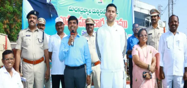 యువత చెడు వ్యసనాలకు దూరంగా ఉండాలి: కలెక్టర్