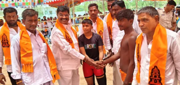 కుస్తీ పోటీలను ప్రారంభించిన మాజీ ఎమ్మెల్యే షిండె