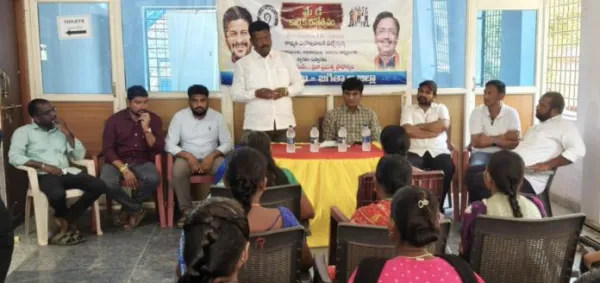 కార్మికులు కార్మిక శాఖ గుర్తింపు కార్డులు పొందాలి