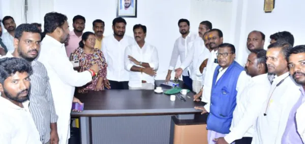 భువనగిరి ఎమ్మెల్యేను కలిసిన బెల్లి లలితక్క విగ్రహ కమిటీ