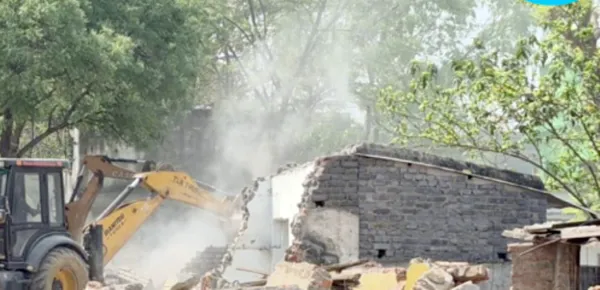 ଗରିବଙ୍କ ଘର ଉପରେ ମାଡ଼ିଲା ବୁଲଡୋଜର