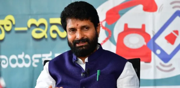 Visitors throng Karnataka CM probables' offices