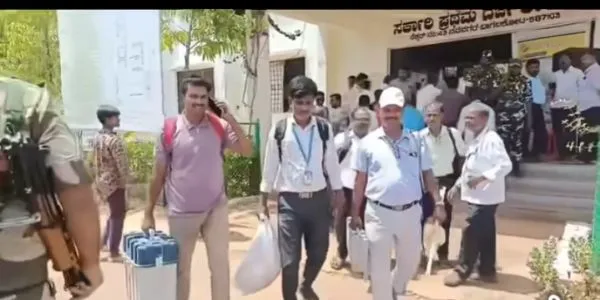 ಉಪಚುನಾವಣೆ : ನವನಗರ ಕಾಲೇಜಿನಿಂದ ಮತಗಟ್ಟೆಗಳಿಗೆ ಮತಯಂತ್ರಗಳ ರವಾನೆ