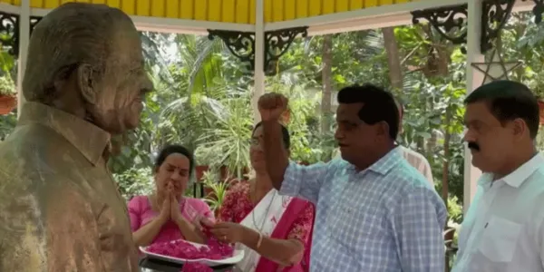 ടി കെ ഗോവിന്ദൻ കോടിയേരി ബാലകൃഷ്ണന്റെ വീട്ടില്: 'തികച്ചും വ്യക്തിപരമായ സന്ദര്ശനം; ആരെങ്കിലും പറയുന്നത് കേട്ട് അടിമയാവാൻ കഴിയില്ല; മറ്റുള്ളവര് എന്ത് പറയുമെന്ന് ഞാൻ ചിന്തിക്കുന്നില്ല' - കോടിയേരിയുടെ ഭാര്യ