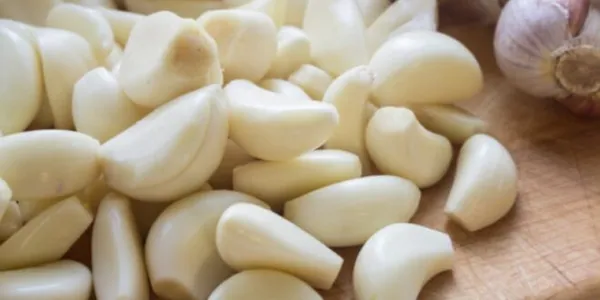 खाली पेट लहसुन खाने से क्या होता है? जानें इसके गजब फायदे