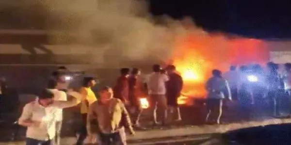 (اپ ڈیٹ) راجکوٹ، گجرات میں ہائی وے پر بس میں آگ لگی، 4 مسافر زندہ جل گئے، 30 سے 35 افراد کو بچا لیا گیا