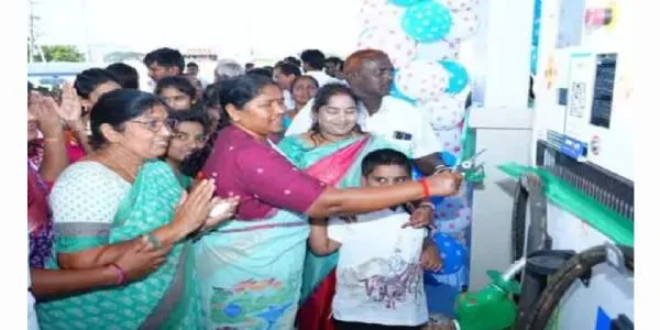 పెట్రోల్ బంకులలో నాణ్యమైన ఫ్యూయల్ అమ్మాలి : మంత్రి సీతక్క