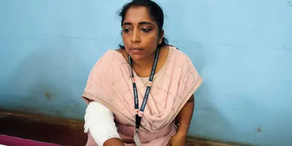 വിധവാ പെൻഷൻ ആവശ്യവുമായെത്തിയ സ്ത്രീ റവന്യൂ ഇൻസ്പെടറുടെ കൈ കടിച്ചുമുറിച്ചു, അസഭ്യം പറഞ്ഞ് മു‌ടിക്കു കുത്തിപ്പിടിച്ചു, ഓഫിസിലെ ഫയലുകള്‍ വലിച്ചെറിഞ്ഞു, ആക്രമണത്തില്‍ മറ്റു രണ്ടുപേര്‍ക്കും പരുക്ക്!! പ്രകോപനത്തിനു പിന്നില്‍ പുനര്‍ വിവാഹിതയല്ലെന്ന രേഖ സമര്‍പ്പിക്കാൻ ഉദ്യോഗസ്ഥര്‍ ആവശ്യപ്പെട്ടത്