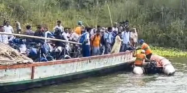 بیچ گنگا ندی میں پھر خراب ہوئی کشتی ، 75 مسافروں کا ایس ڈی آر ایف نے بچایا
