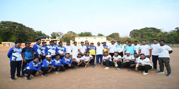 ଓଡ଼ିଶା ଦିବସରେ ପ୍ରଶାସନ ଓ ପୋଲିସ ଏକାଦଶ ମଧ୍ୟରେ ବନ୍ଧୁତ୍ୱପୂର୍ଣ୍ଣ କ୍ରିକେଟ୍ ମ୍ୟାଚ୍ରେ ପୋଲିସ-୧୧ ବିଜୟୀ