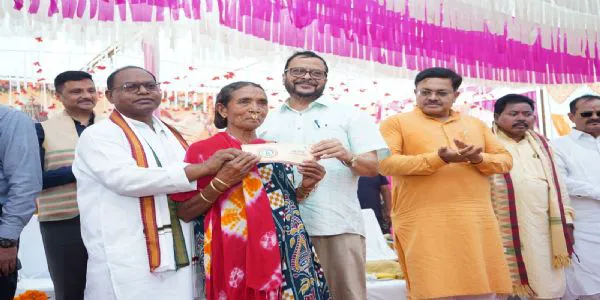 କୋଟିଆରେ ପଟ୍ଟା , ଭତା ବାଂଟିଲେ ମନ୍ତ୍ରୀ