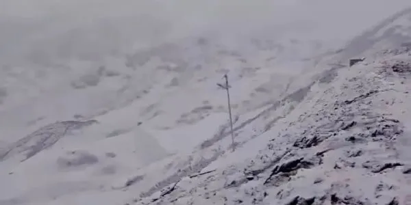 مئی کی گرمی میں کشمیر میں برف باری، سفید چادر میں لپٹ گئیں تلیل اور دراس کی وادیاں