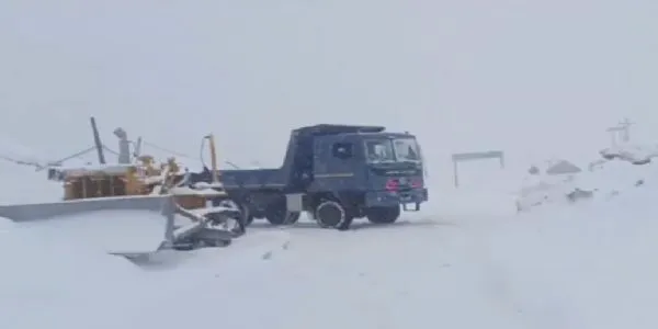 Bandipora-Gurez Road Closed After Fresh Snowfall