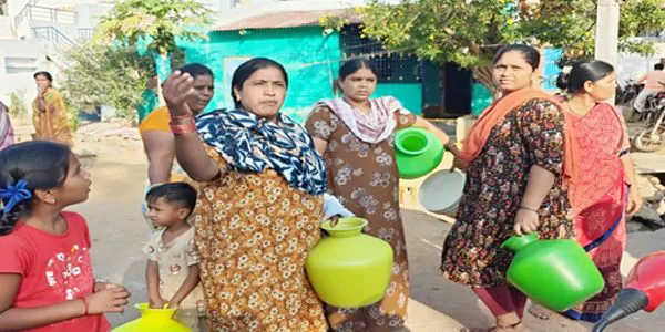 తాగునీటి కోసం నిరసన - మహిళలు, సానికులు ఖాళీ బిందెలతో నిరసన
