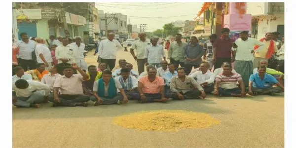 ధాన్యం కొనుగోలు చేయాలని రైతుల ఆందోళన