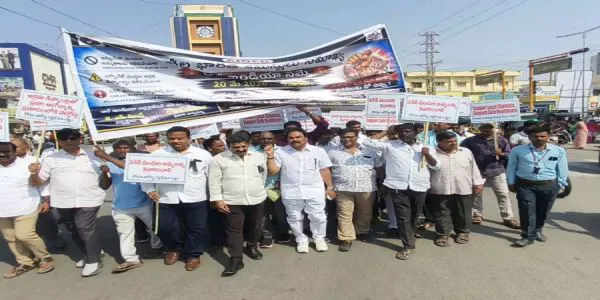 మెడికల్ షాప్స్ క్లోజ్.. రోడ్డుపైకి వచ్చిన కెమిస్టులు!