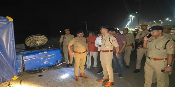 نیشنل ہائی وے- 19 پر خوفناک حادثہ: ٹرک کی ٹکر سے ٹریکٹر ٹرالی الٹ گئی، 2 افراد جاں بحق، 13 زخمی