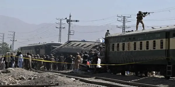 بلوچستان کے کوئٹہ میں ٹرین پر خودکش حملہ،27فوجی افسر ہلاک،131سے زیادہ زخمی