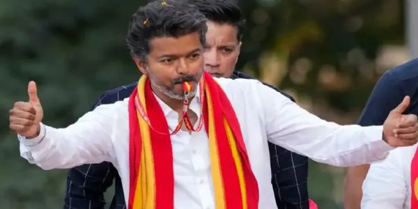 తమిళనాట మారిన రాజకీయ సమీకరణాలు.. ప్రభుత్వ ఏర్పాటుకు గవర్నర్కు విజయ్ లేఖ!