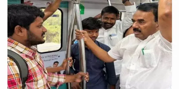సాదాసీదా ప్రయాణికుడి వలె మెట్రోలో ప్రయాణించిన మంత్రి జూపల్లి