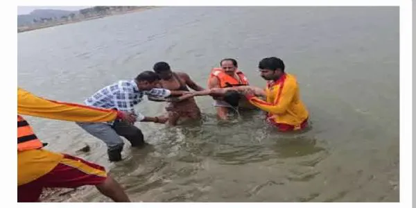 వేములవాడలో విషాదం.. ఈతకు వెళ్లి ఇద్దరు యువకుల మృతి