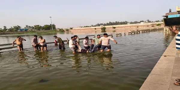 معمولی بات پرتنازعہ کے بعد دو سگی بہنوں نے کپل مونی مندر کے تالاب میں چھلانگ لگاکر خودکشی کرلی