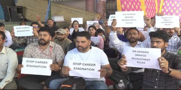 جی ایم سی ڈوڈہ کے نان گزیٹڈ ملازمین نے سروس رولز کی عدم تشکیل کے خلاف احتجاج کیا۔