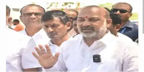 రైతులు చస్తున్నా ప్రభుత్వం వడ్లు కొనుగోలు చేయరా? బండి సంజయ్ ఫైర్