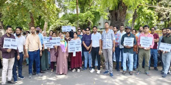 جے این میڈیکل کالج نرسنگ اسٹاف کا ایڈمنسٹریٹو بلاک پر احتجاج،انتظامیہ سے نوک جھونک